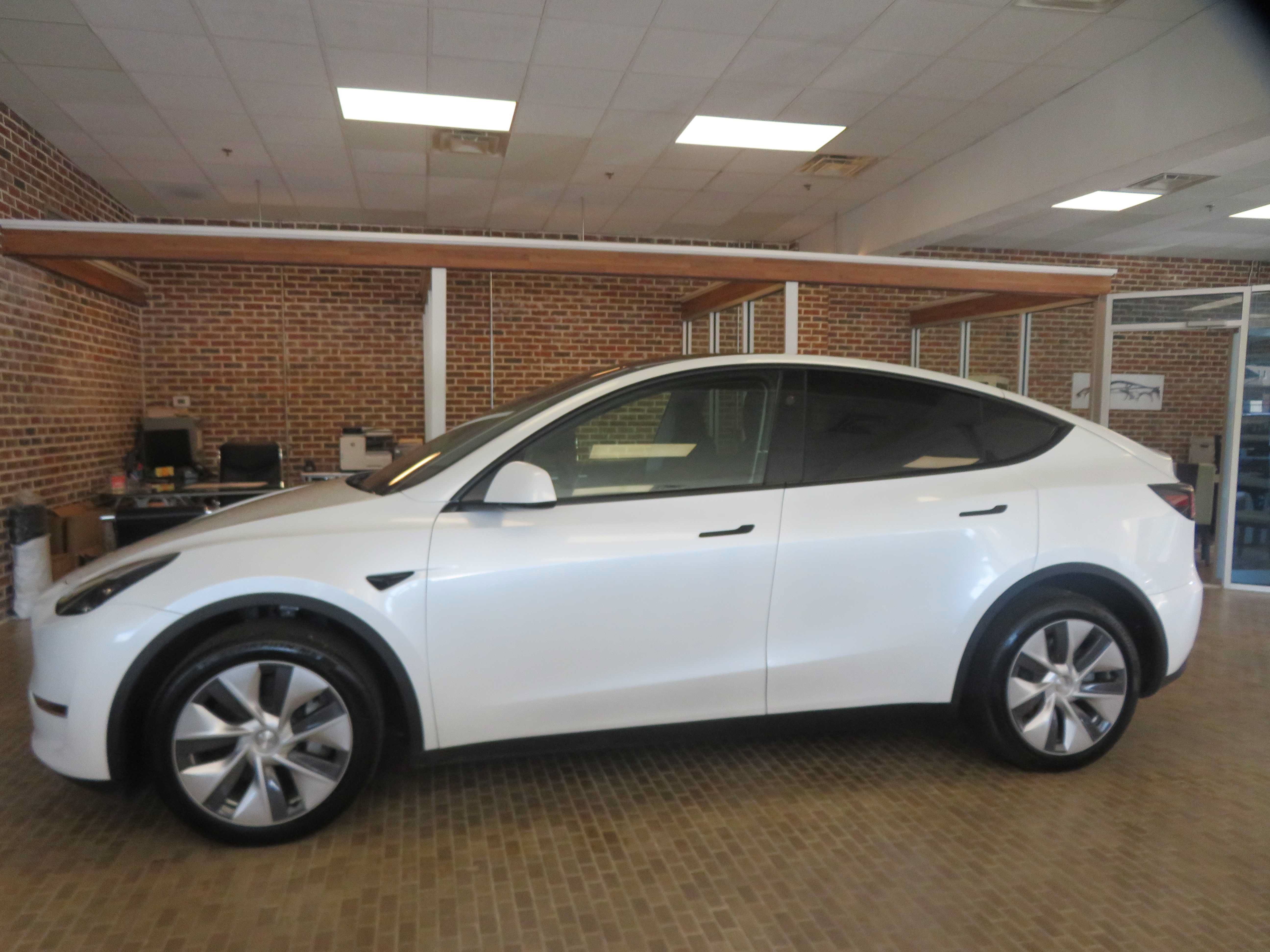 Used 2024 Tesla Model Y Long Range AWD/4WD image 67