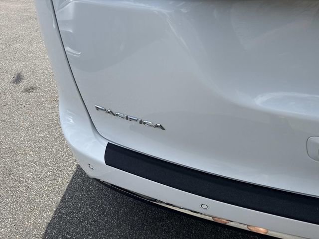 Used 2024 Chrysler Pacifica Touring-L FWD image 7