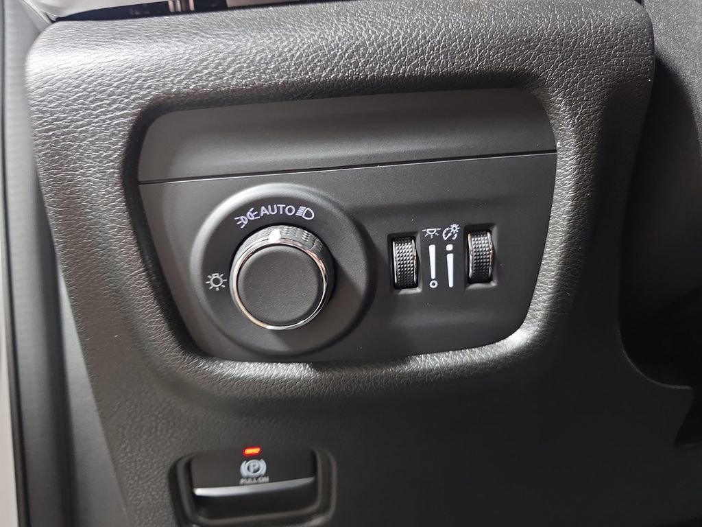 Used 2023 Jeep Grand Cherokee Altitude AWD/4WD image 24