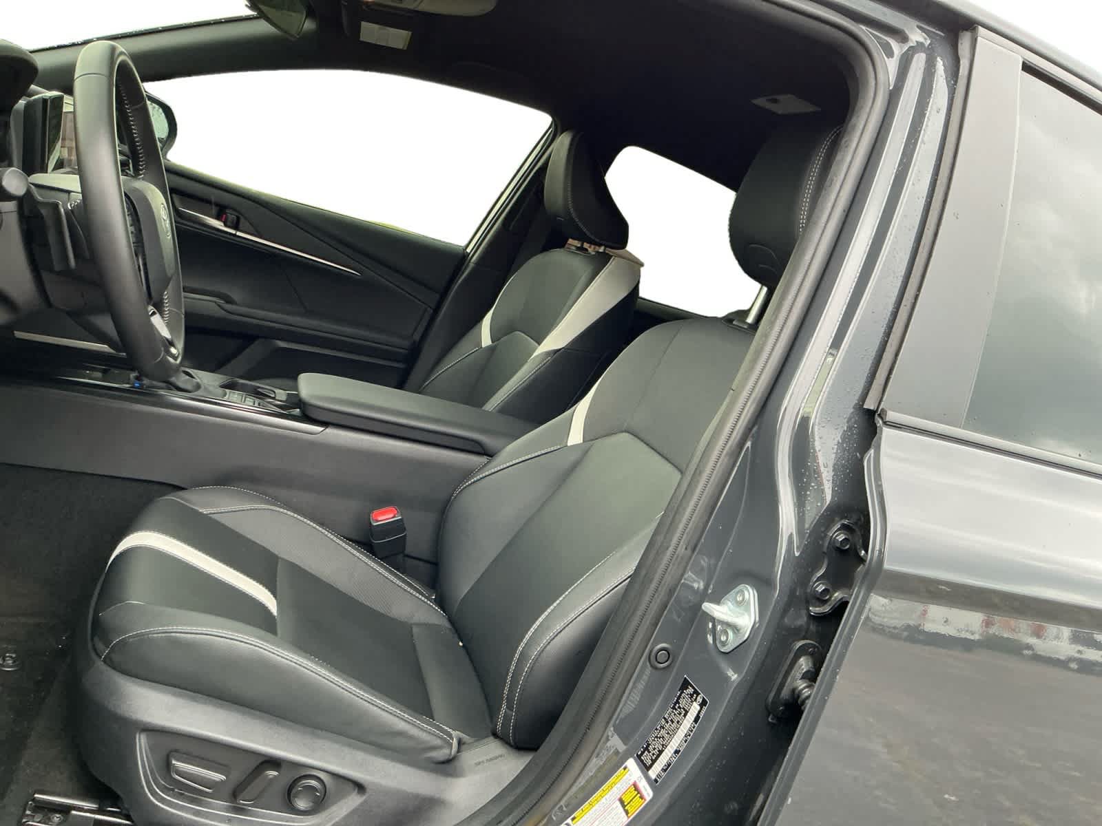 Used 2025 Toyota Camry SE FWD image 9