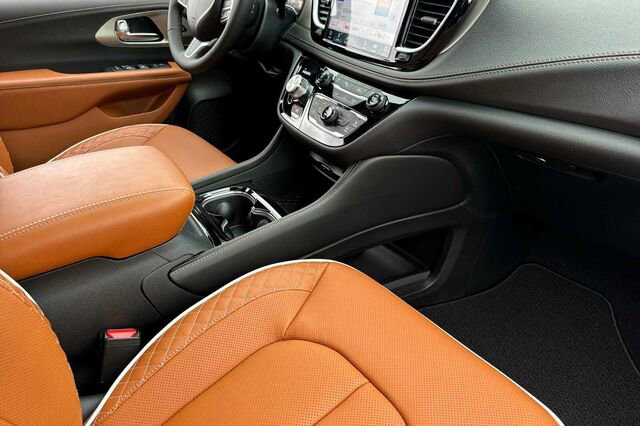 New 2026 Chrysler Pacifica Pinnacle image 15