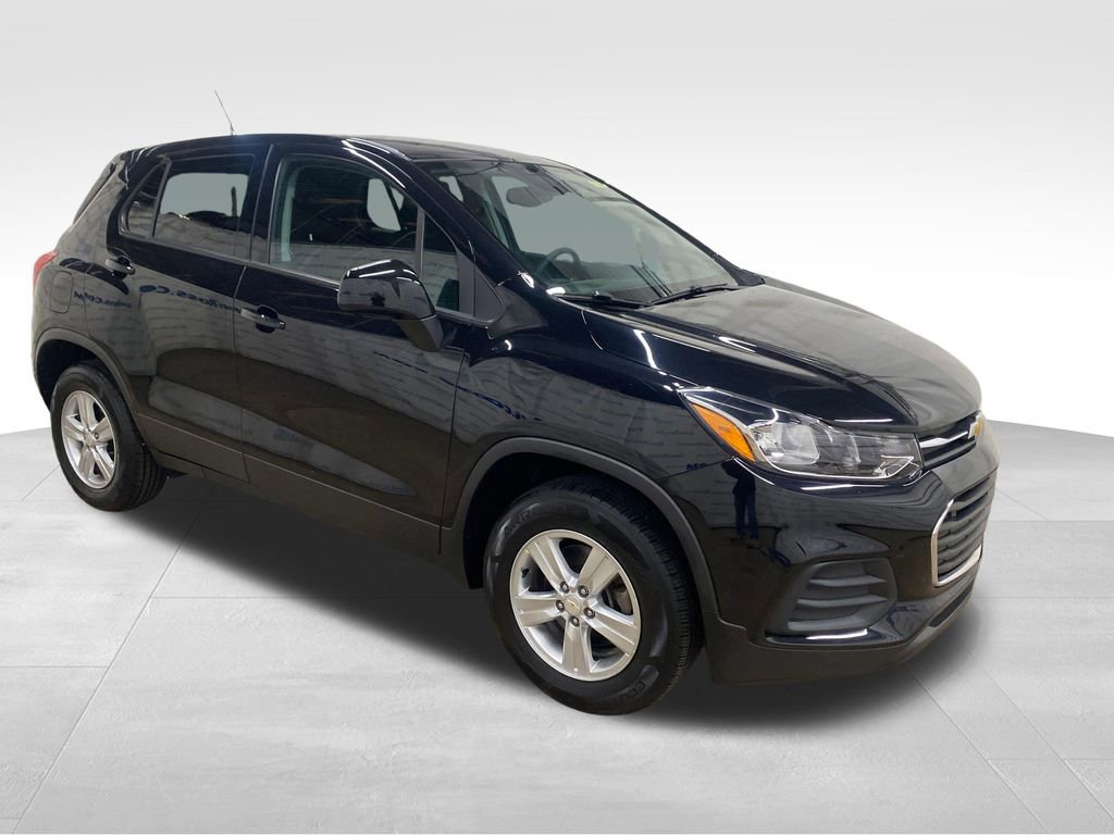 Used 2022 Chevrolet Trax LS w/ Tint and Cruise Package AWD/4WD image 2