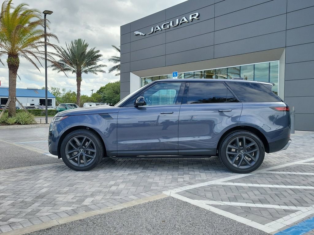 Used 2025 Land Rover Range Rover Sport SE AWD/4WD image 2