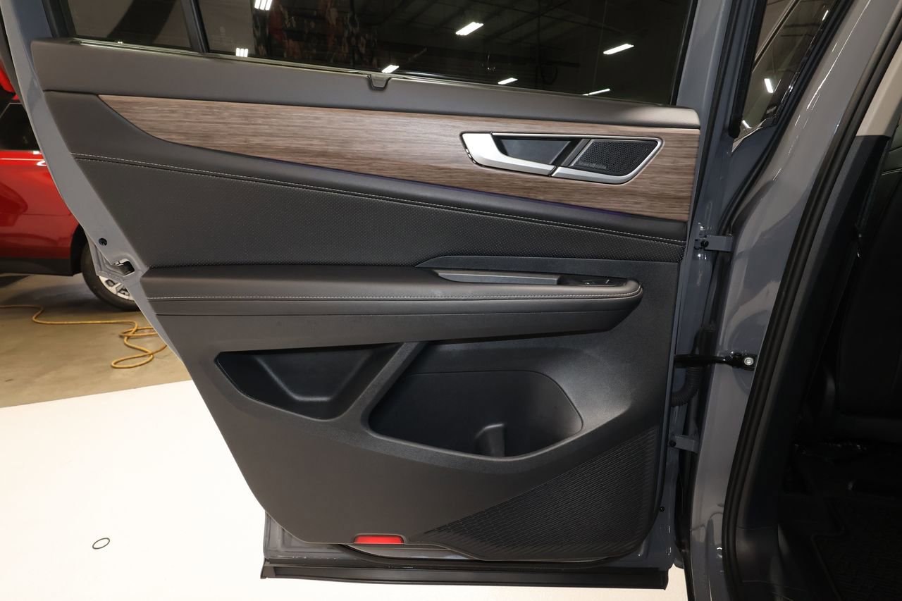 Used 2025 Volkswagen Atlas SEL Premium R-Line image 20