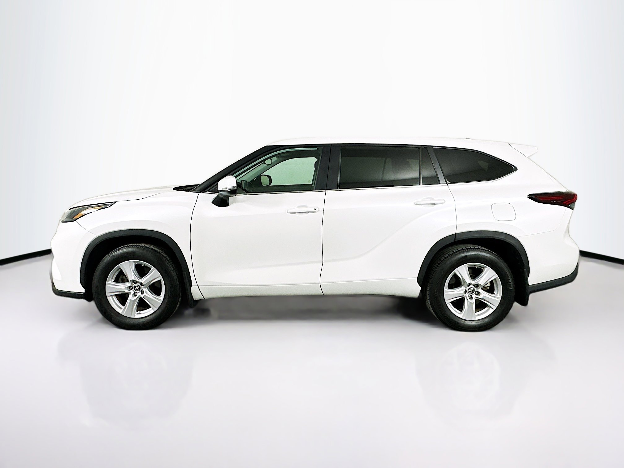 Used 2024 Toyota Highlander LE image 4