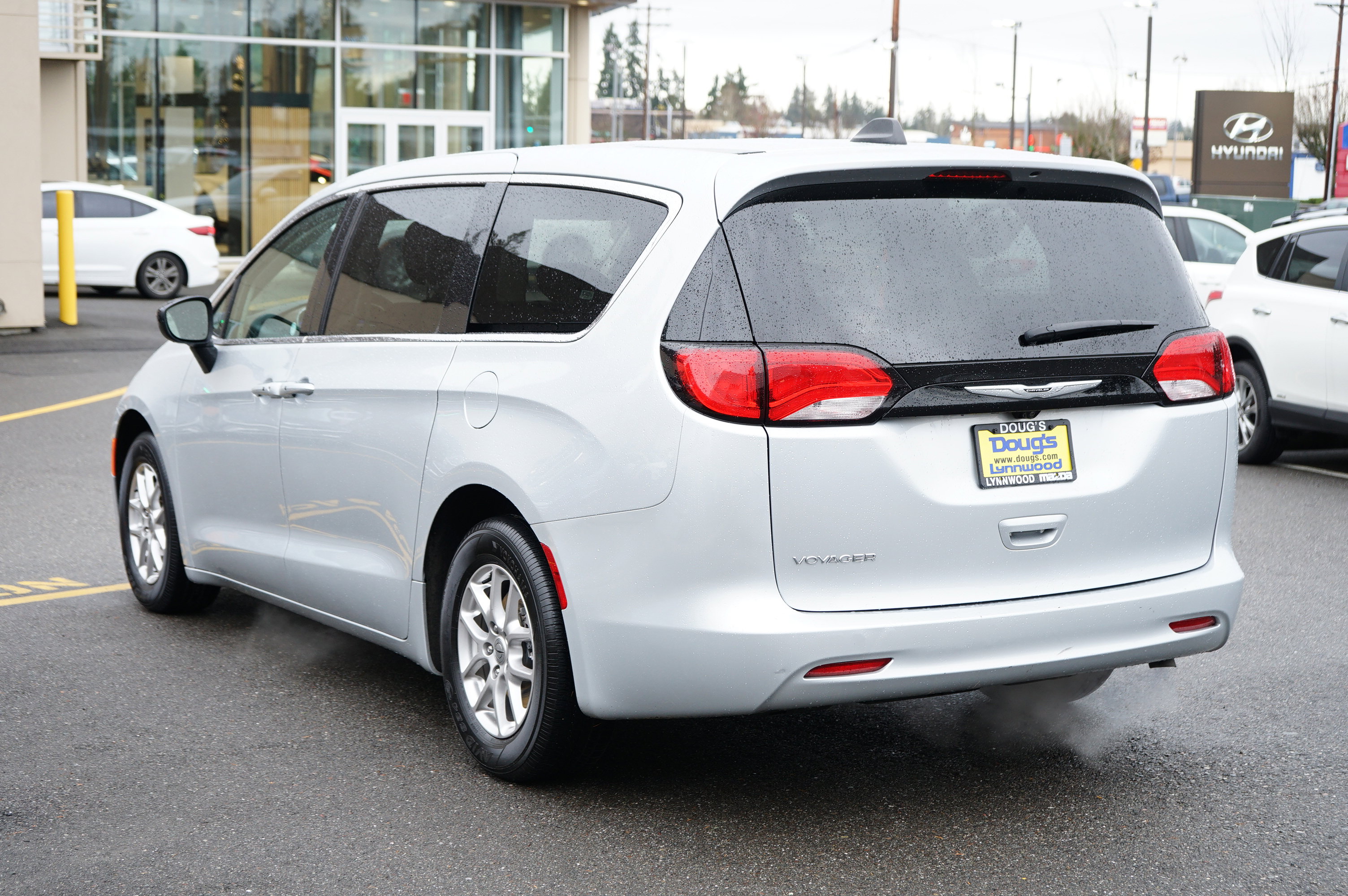 Used 2024 Chrysler Voyager LX image 4