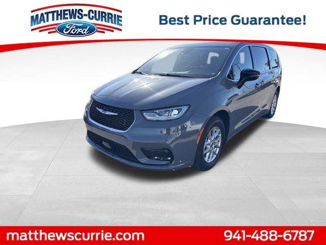 Used 2025 Chrysler Pacifica Select image 7