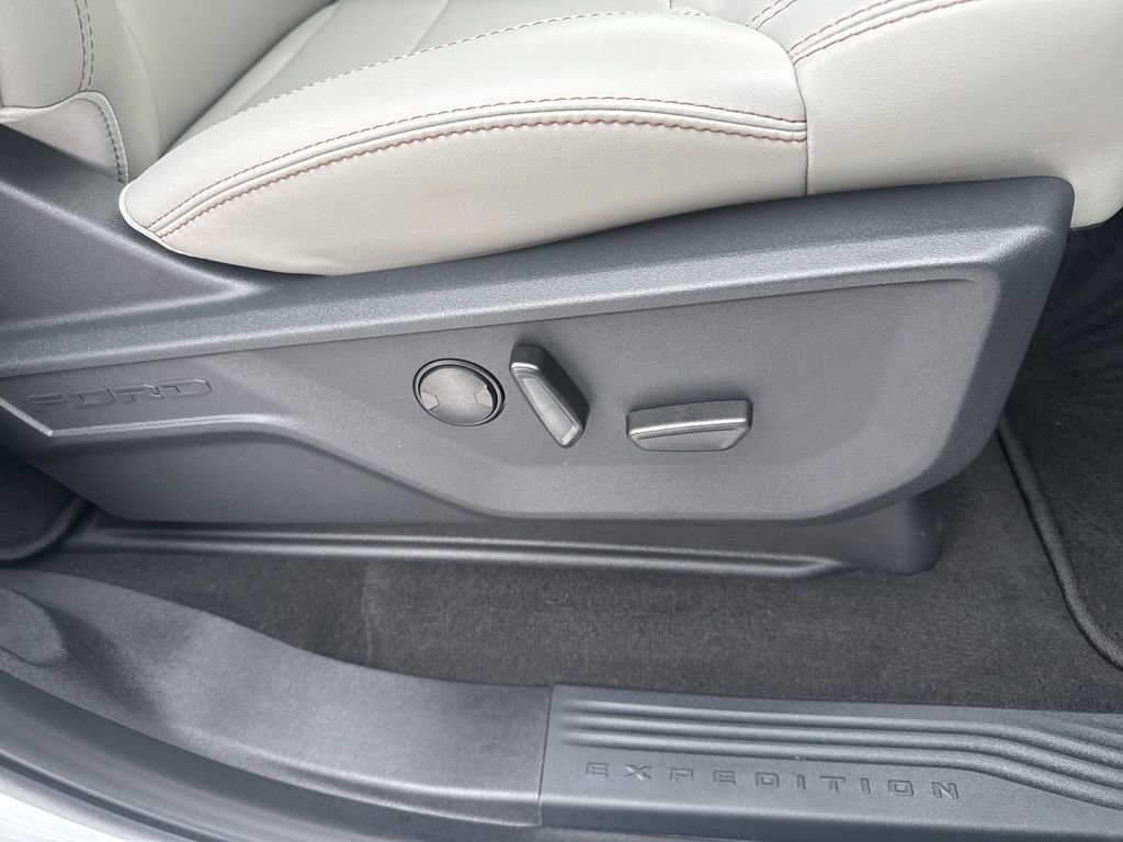 Used 2025 Ford Expedition Active image 38