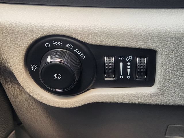 Used 2023 Chrysler Pacifica Touring-L FWD image 25