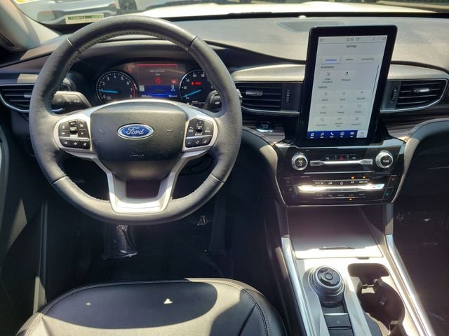Certified 2023 Ford Explorer Limited w/ Limited Technology Package RWD image 4
