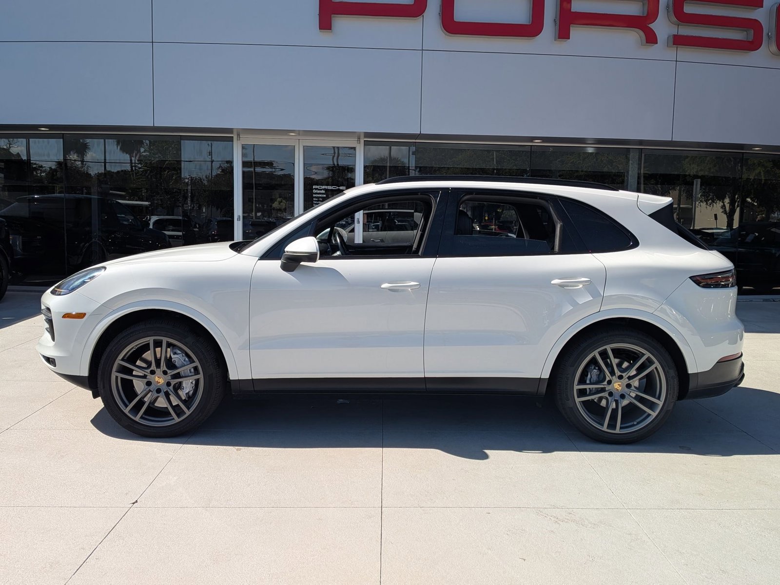 Used 2022 Porsche Cayenne image 2