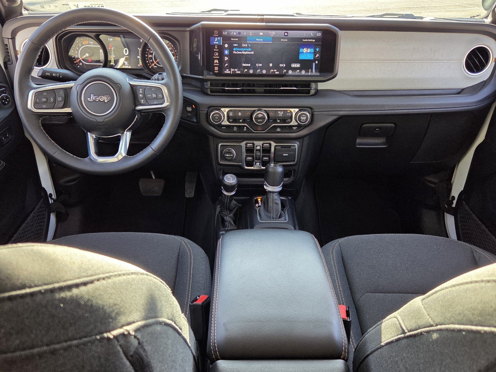 Used 2025 Jeep Wrangler Unlimited Sahara AWD/4WD image 16