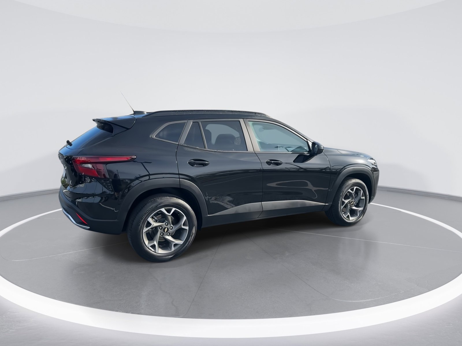 Used 2025 Chevrolet Trax LT w/ LT Convenience Package image 9