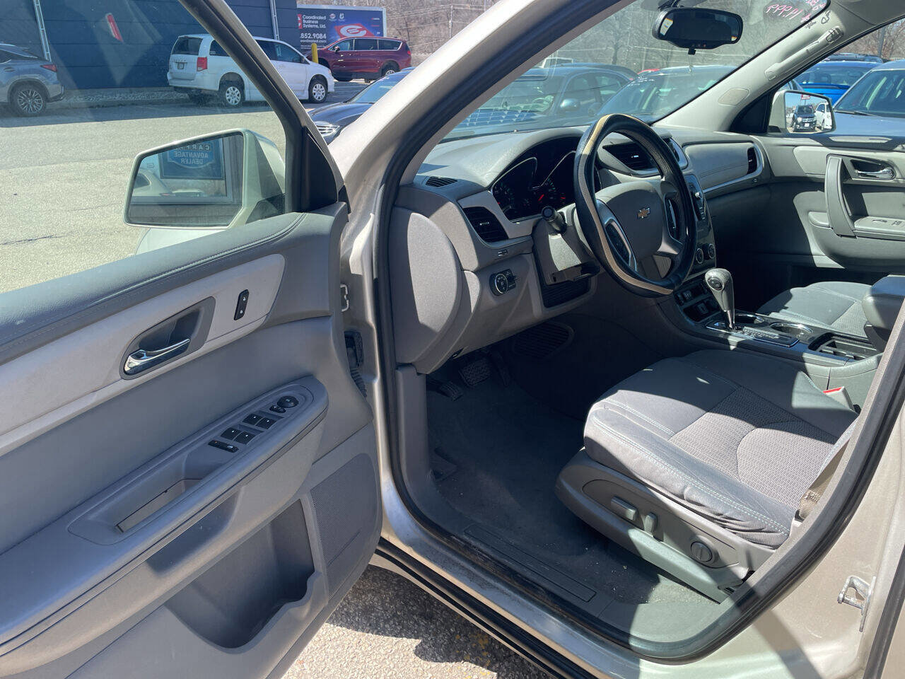 Used 2017 Chevrolet Traverse LT w/ Style and Technology Package image 8