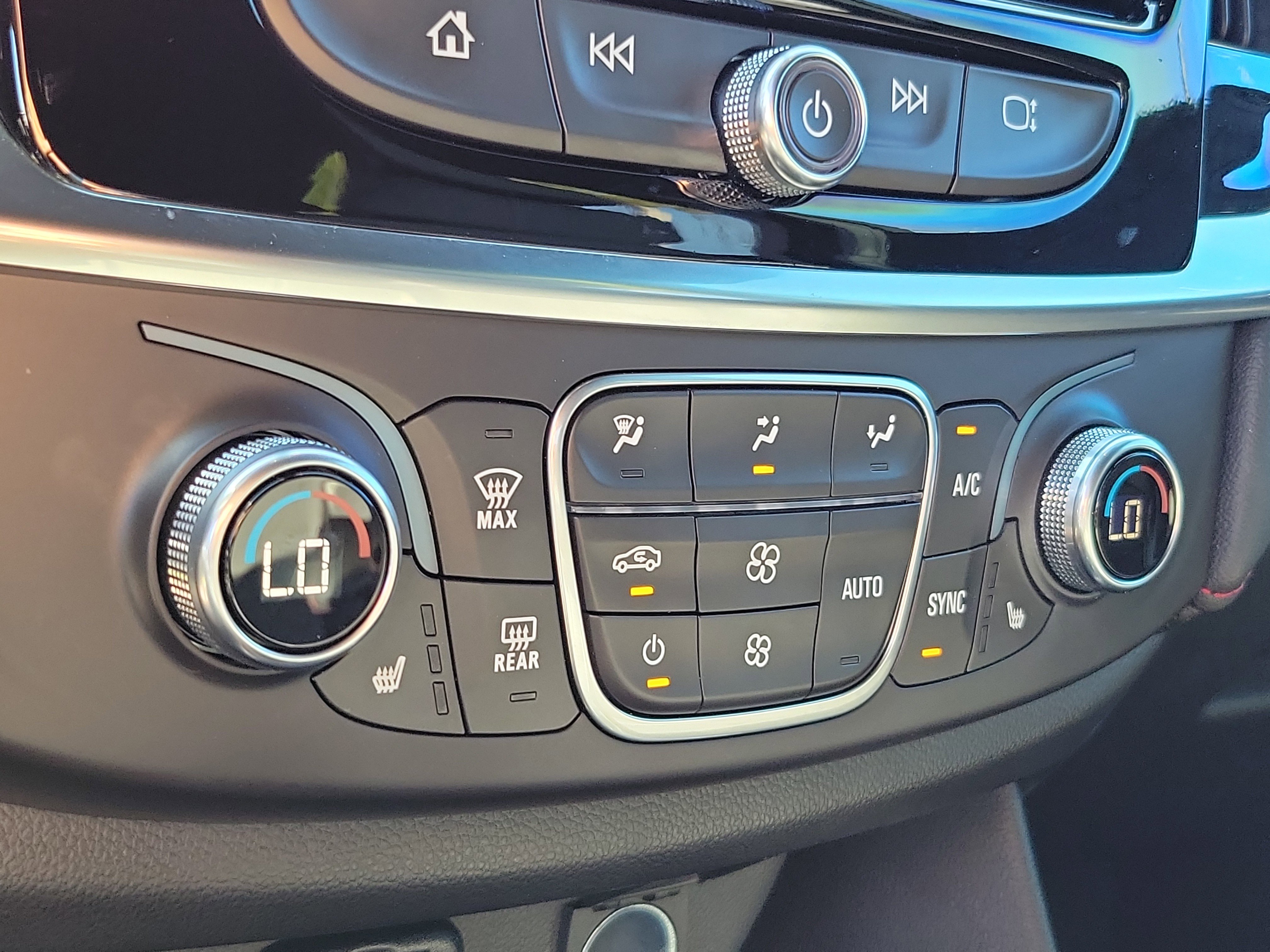 Used 2023 Chevrolet Traverse RS FWD image 26