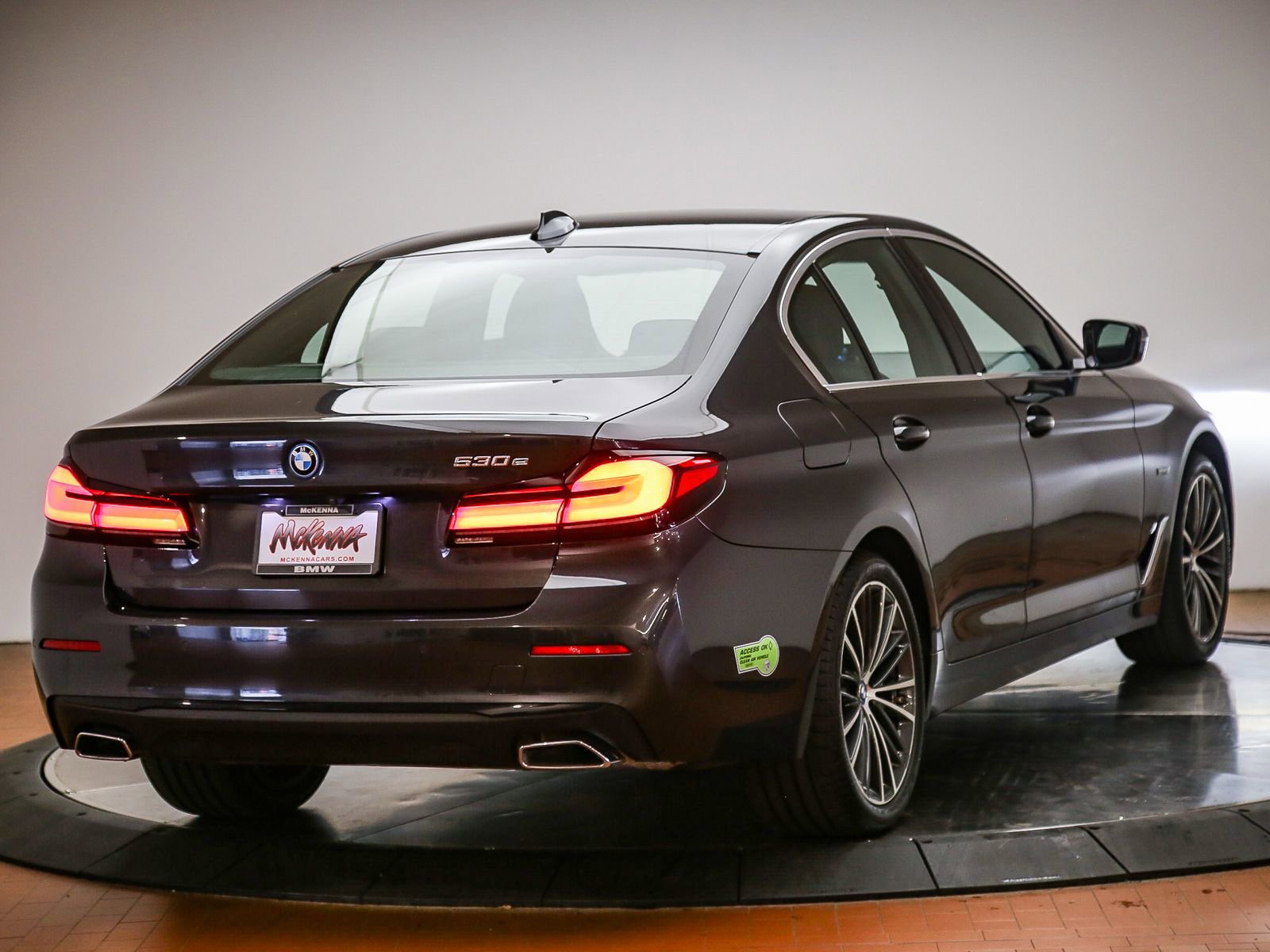 Certified 2023 BMW 530e w/ Premium Package RWD image 5