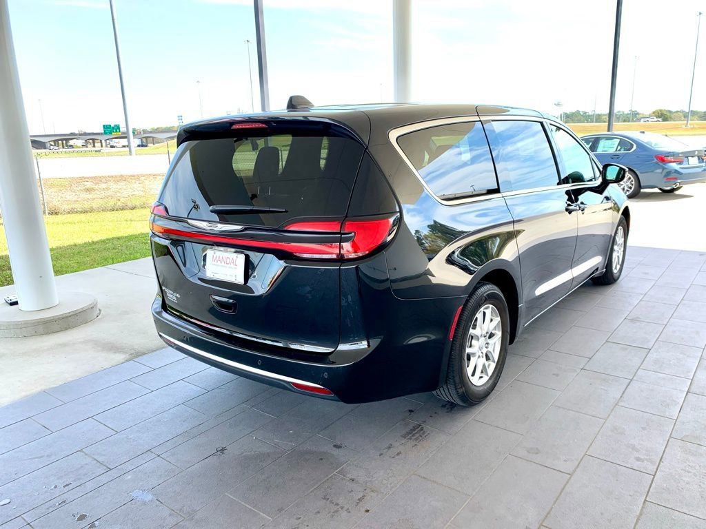 Used 2025 Chrysler Pacifica Select image 5