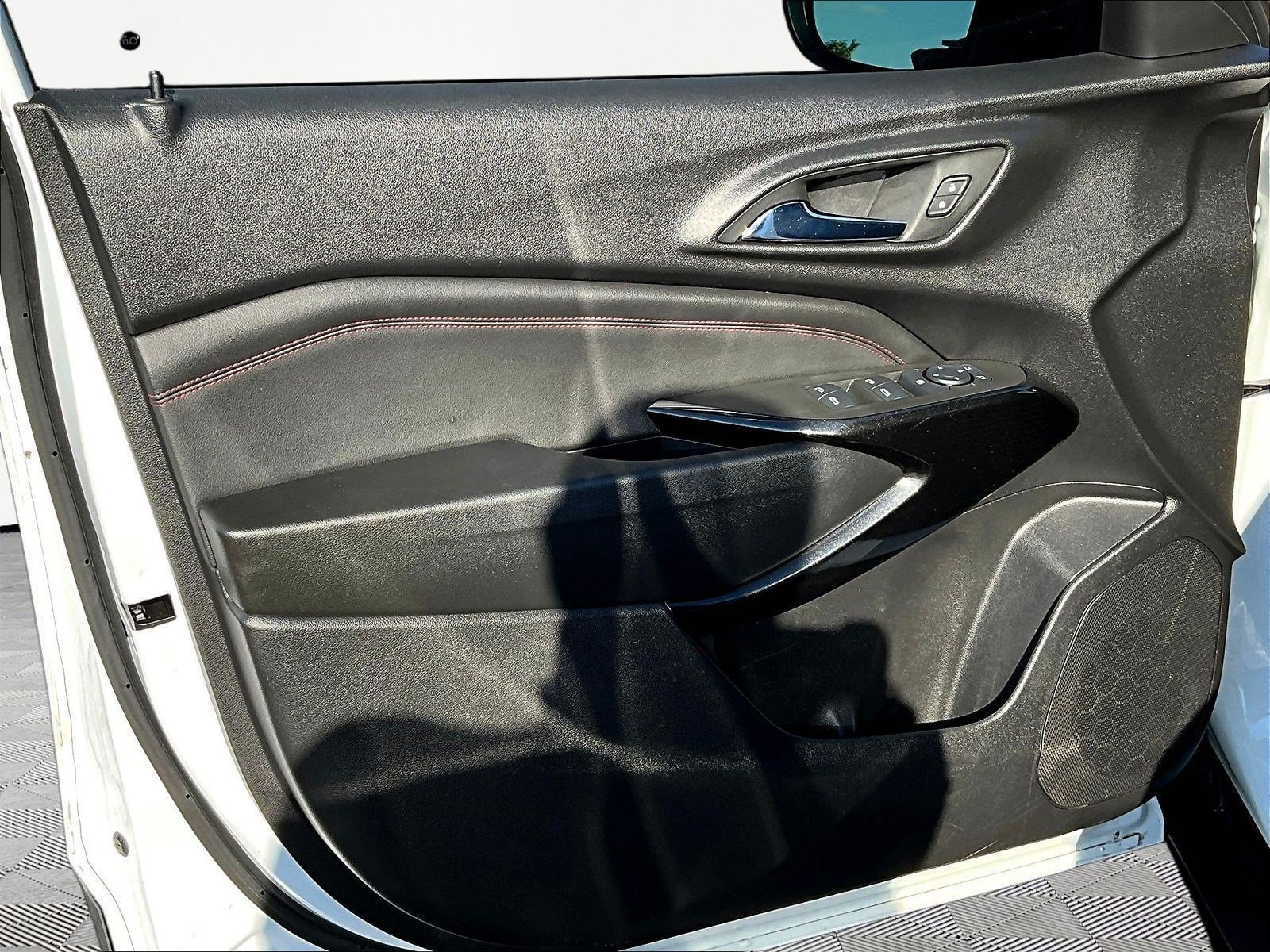 Used 2024 Chevrolet Trax RS w/ Sunroof Package FWD image 19