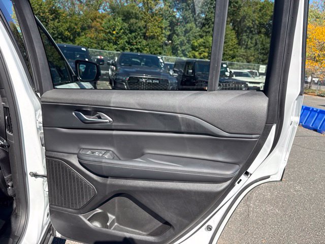 Used 2025 Jeep Grand Cherokee L Altitude AWD/4WD image 31