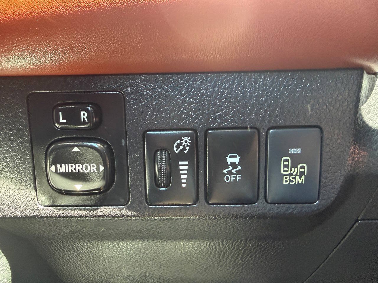 Used 2014 Toyota RAV4 Limited w/ Technology Package FWD image 31