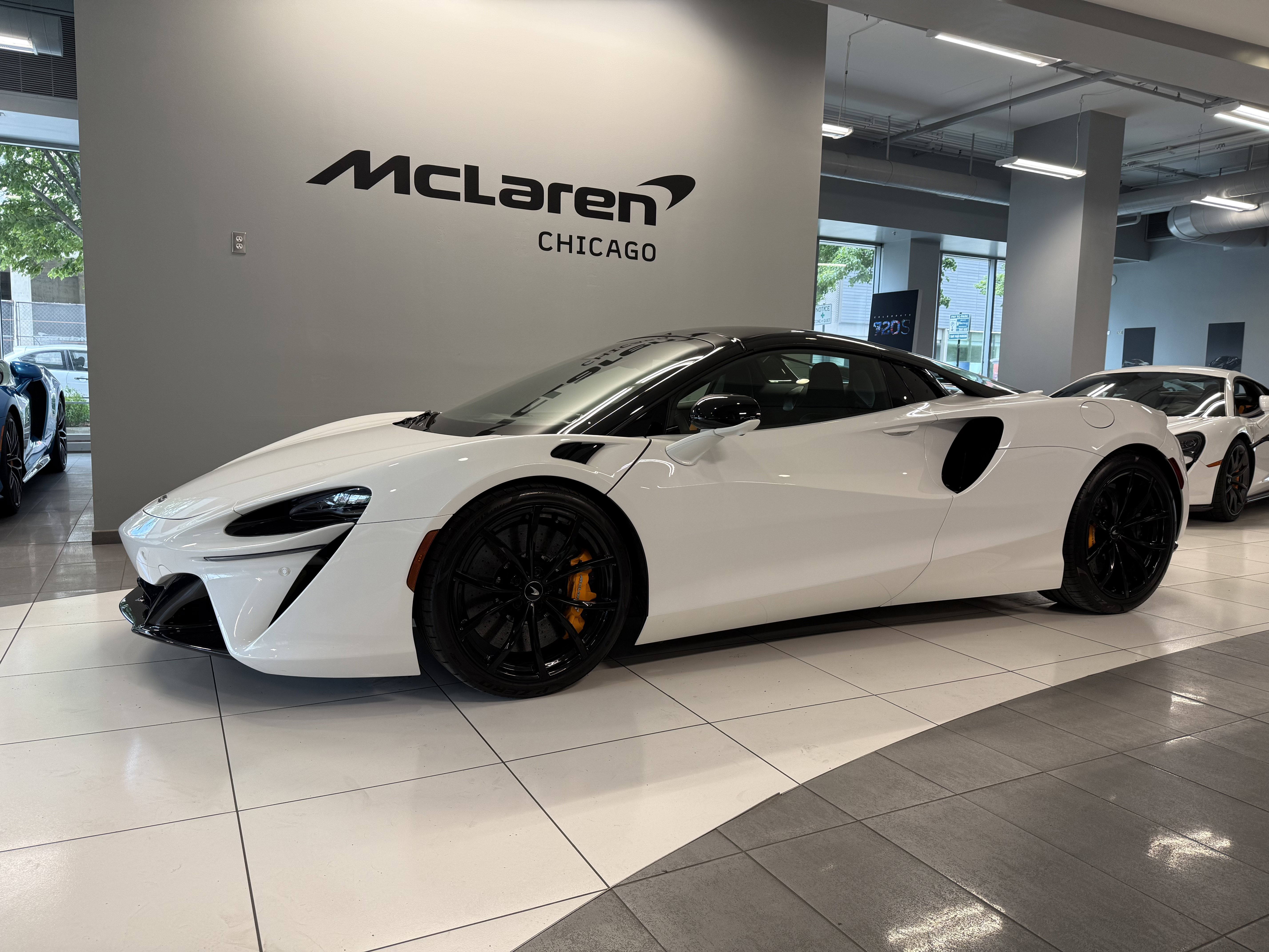 Used 2025 McLaren Artura Spider RWD image 1