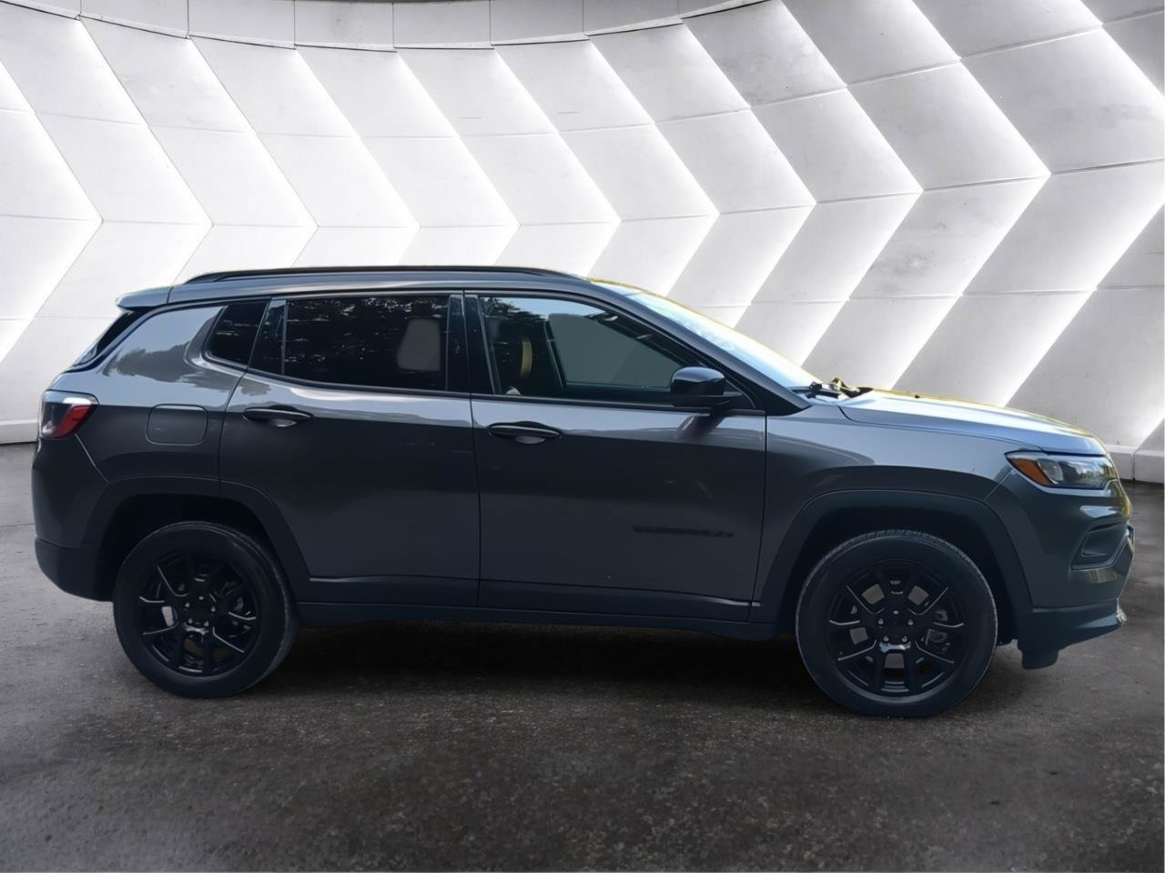 Used 2023 Jeep Compass Latitude AWD/4WD image 2