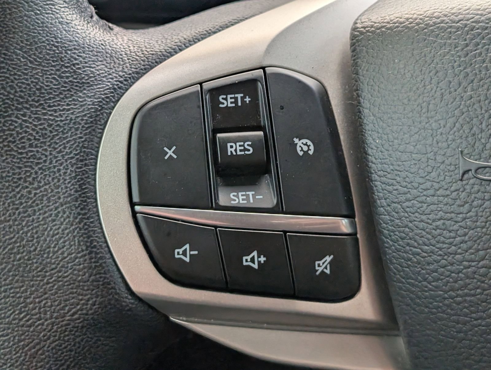 Used 2022 Ford Explorer XLT w/ Equipment Group 202A RWD image 25