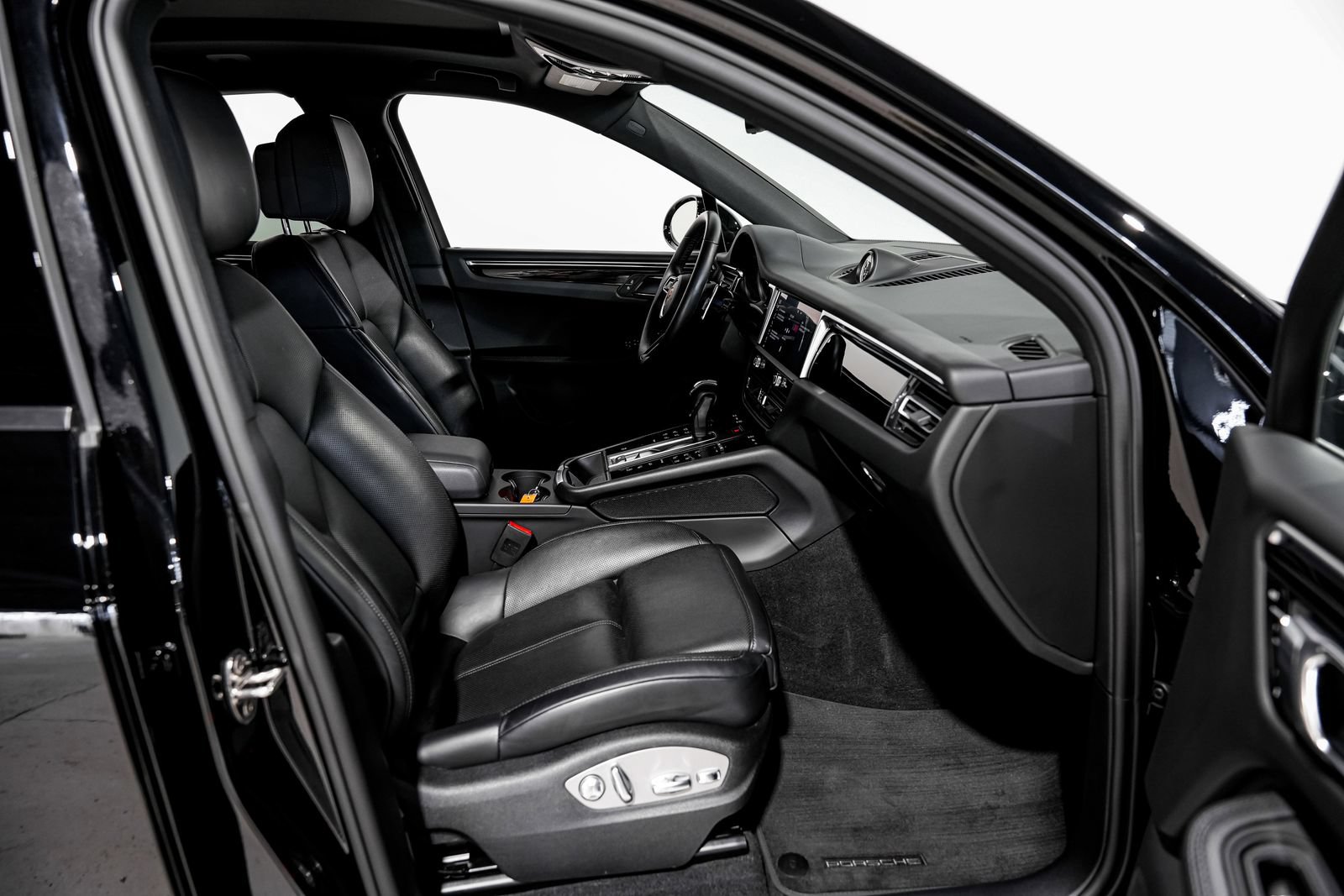 Used 2024 Porsche Macan AWD/4WD image 23