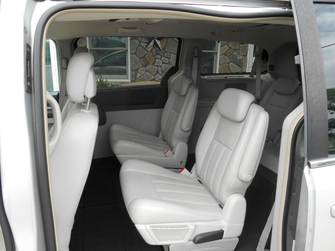 Used 2010 Chrysler Town & Country Touring FWD image 8