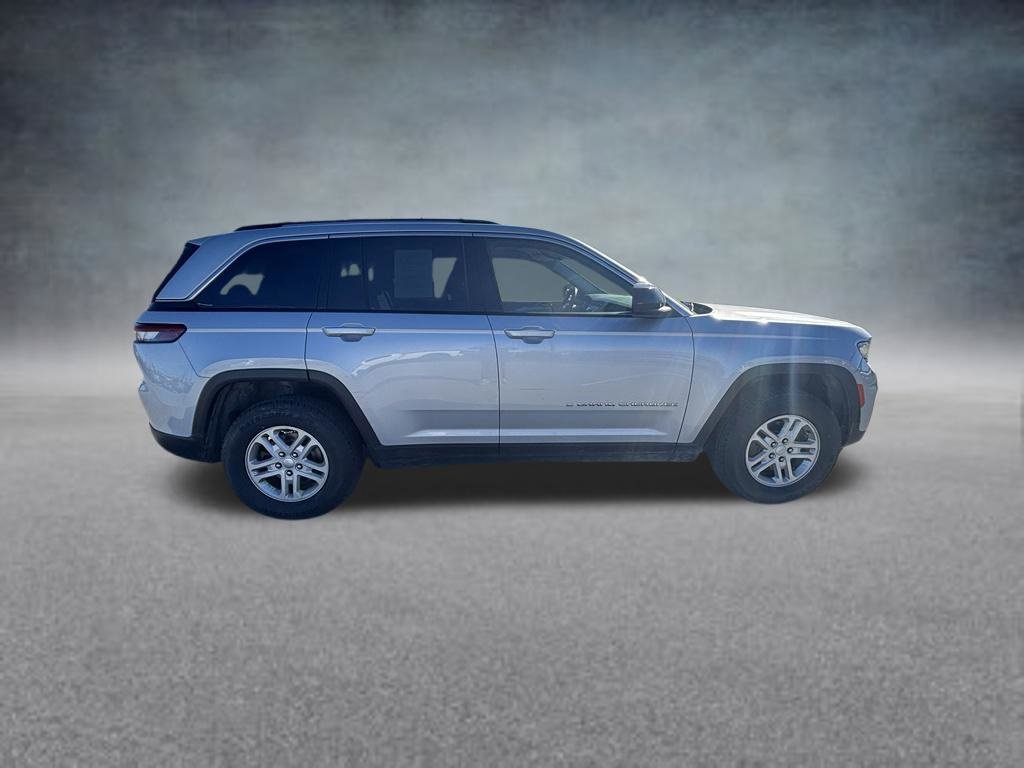 Used 2022 Jeep Grand Cherokee Laredo w/ Luxury Tech Group I AWD/4WD image 7