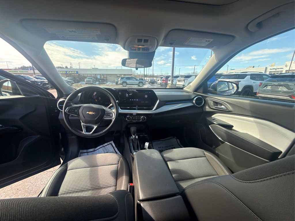 Used 2024 Chevrolet Trax LT w/ Sunroof Package FWD image 24