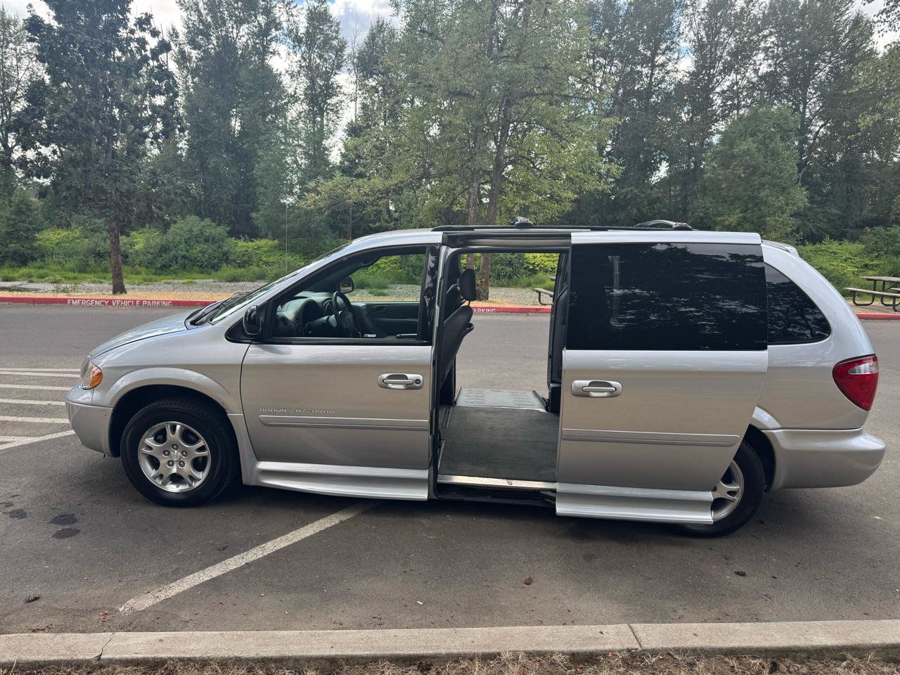 Used 2004 Dodge Grand Caravan SXT w/ Premium Group FWD image 6