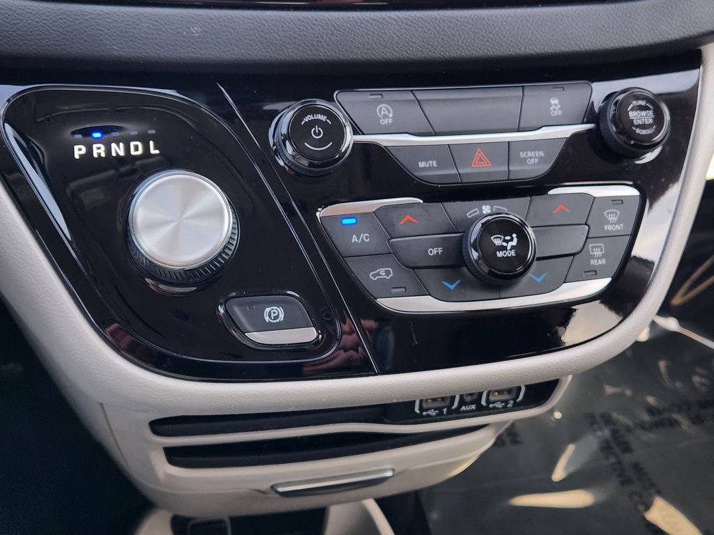 Used 2023 Chrysler Voyager LX image 20