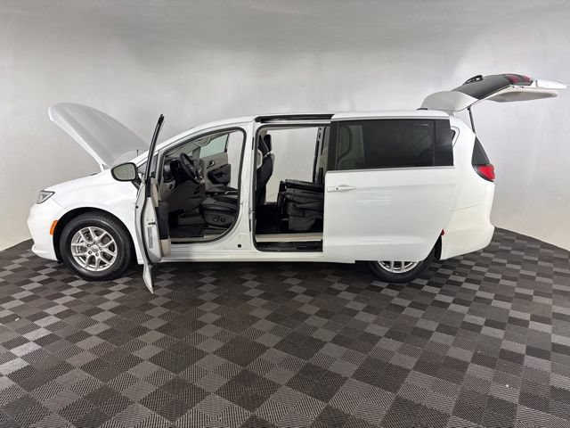 Used 2023 Chrysler Pacifica Touring-L FWD image 9