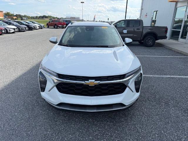 Used 2025 Chevrolet Trax LT w/ LT Convenience Package FWD image 3
