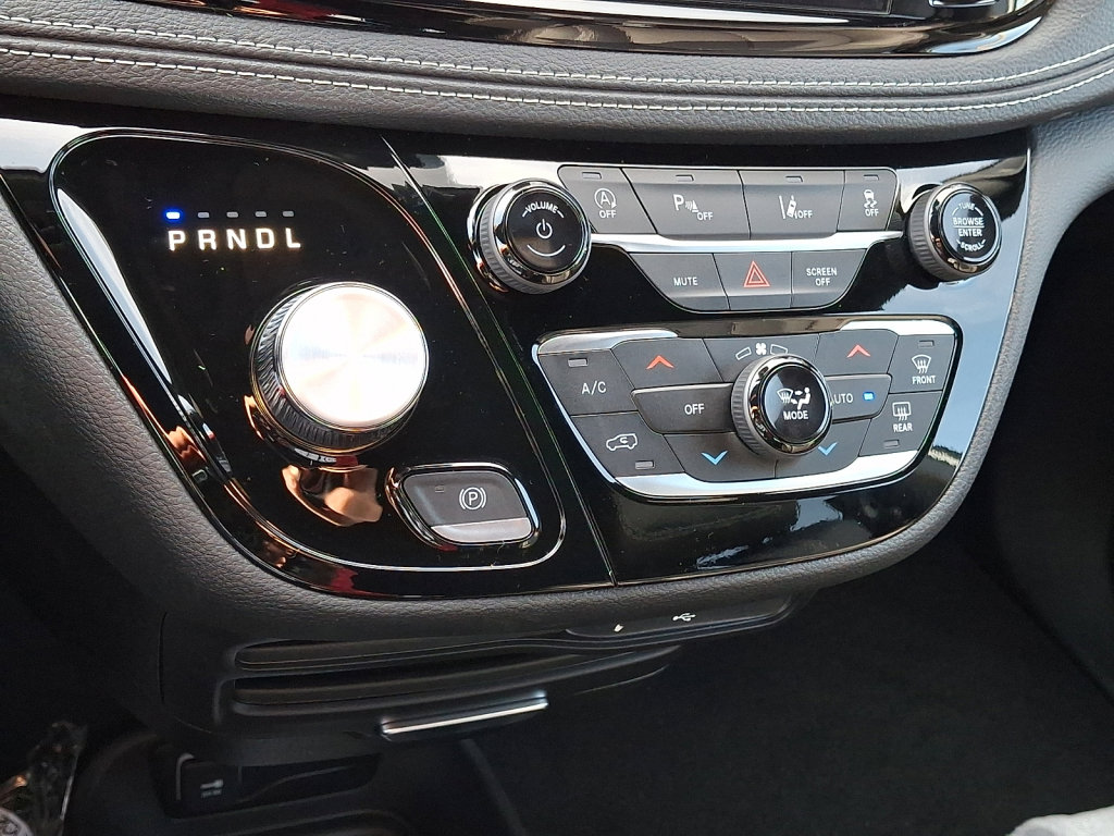 New 2026 Chrysler Pacifica Select AWD/4WD image 17