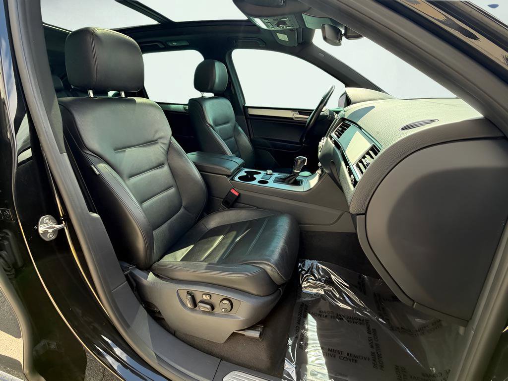 Used 2017 Volkswagen Touareg Wolfsburg Edition image 34