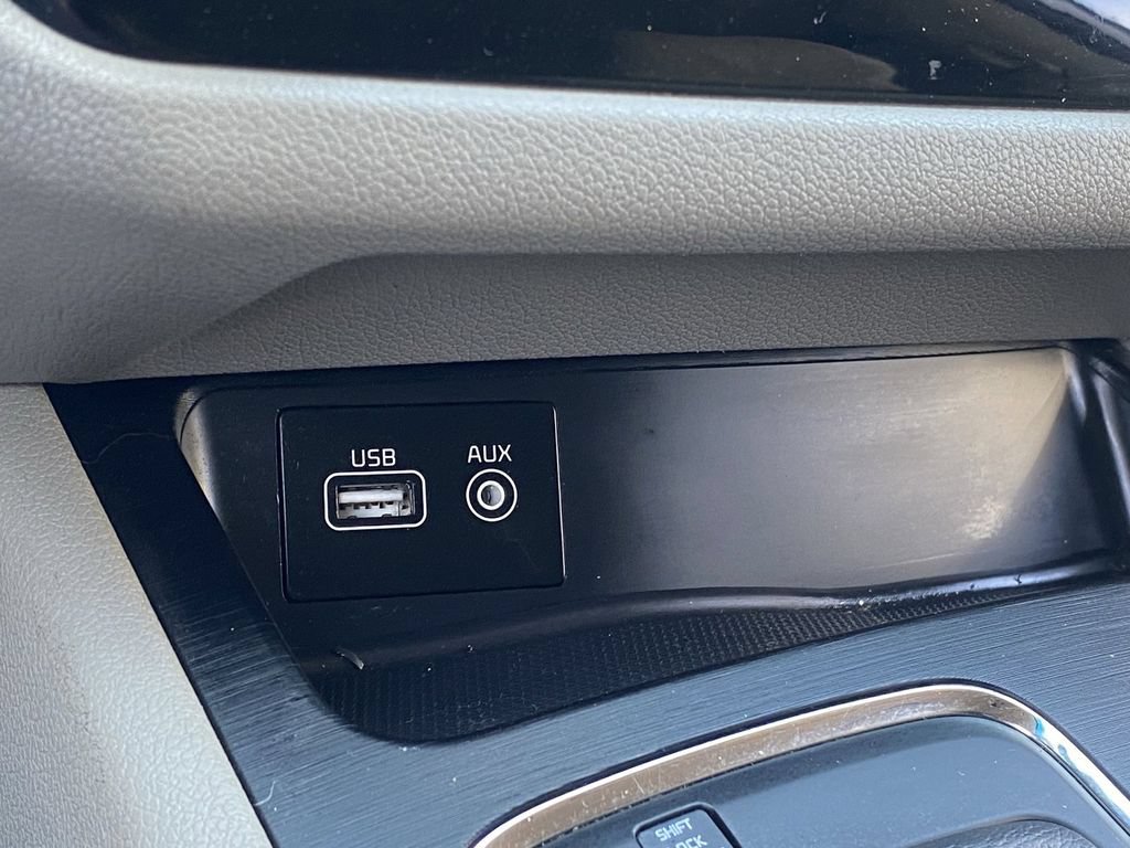 Used 2017 Kia Sedona LX w/ LX Essentials Premium Package FWD image 29
