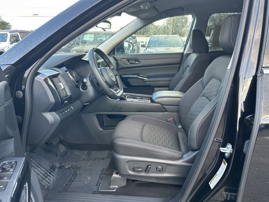 Used 2025 Nissan Pathfinder SV image 9