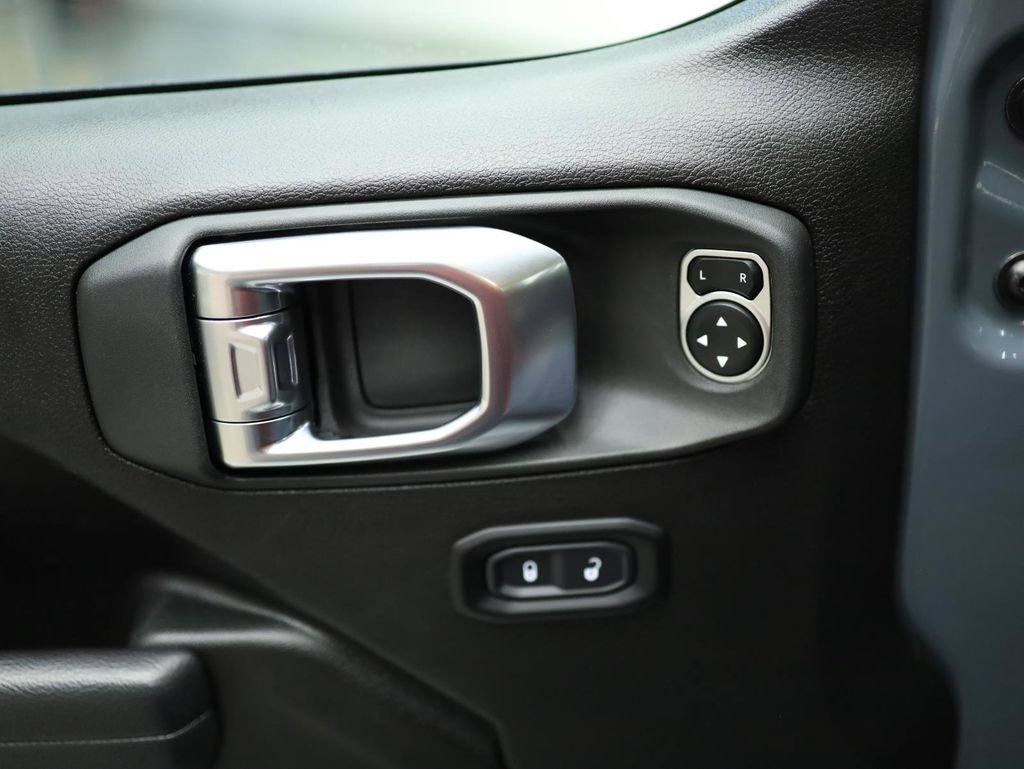 Used 2025 Jeep Wrangler Unlimited Rubicon AWD/4WD image 46