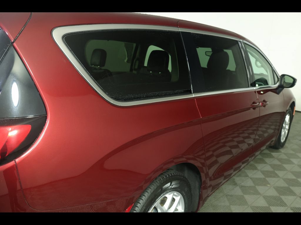 Used 2023 Chrysler Pacifica Touring-L FWD image 18