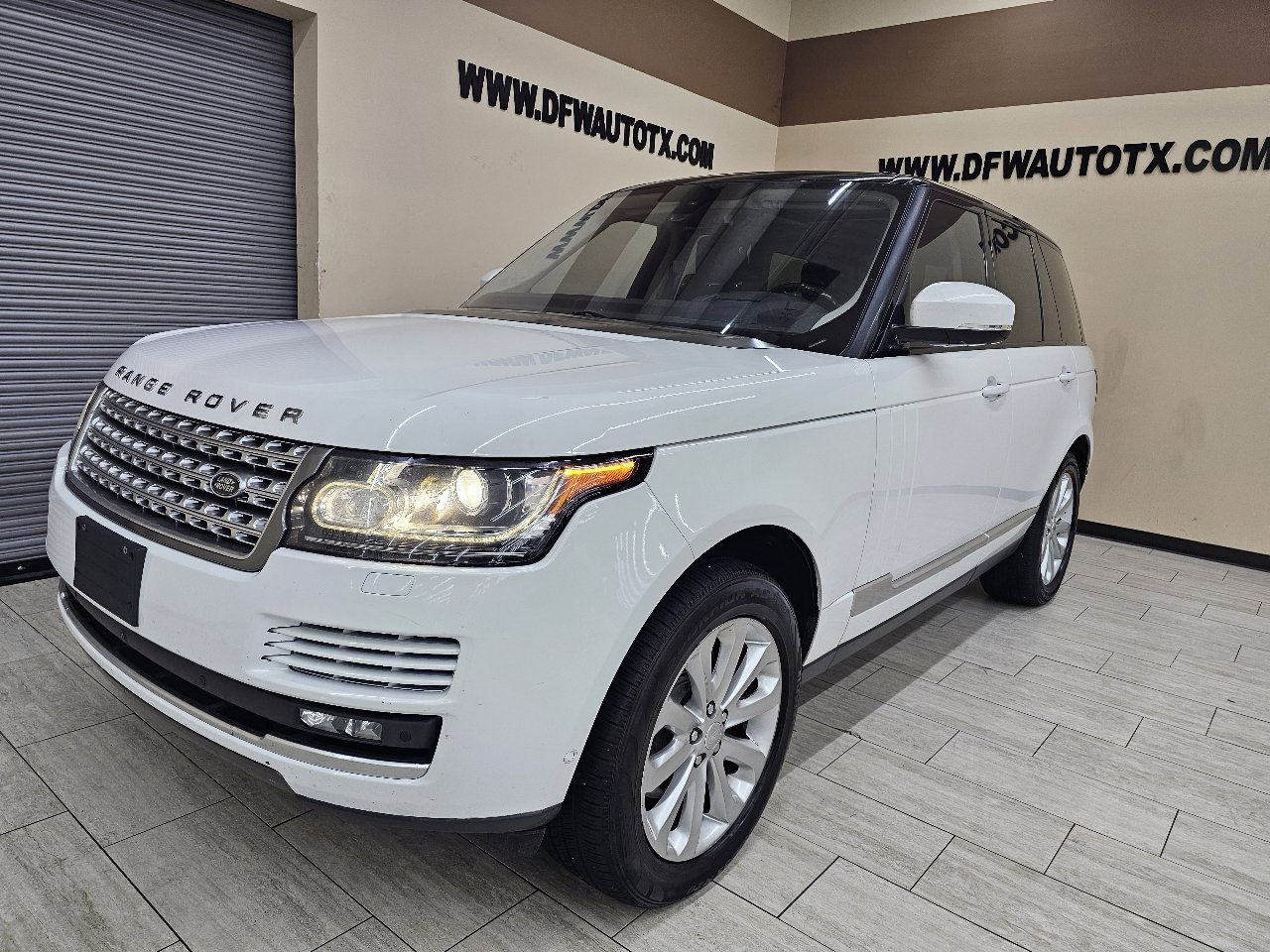 Used 2016 Land Rover Range Rover HSE image 2