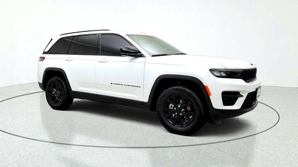 Used 2025 Jeep Grand Cherokee Altitude AWD/4WD image 3