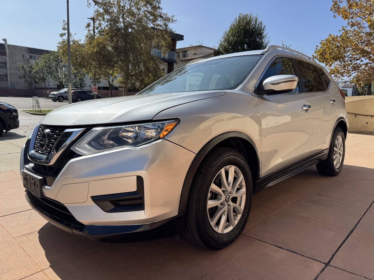 Used 2019 Nissan Rogue SV FWD image 3