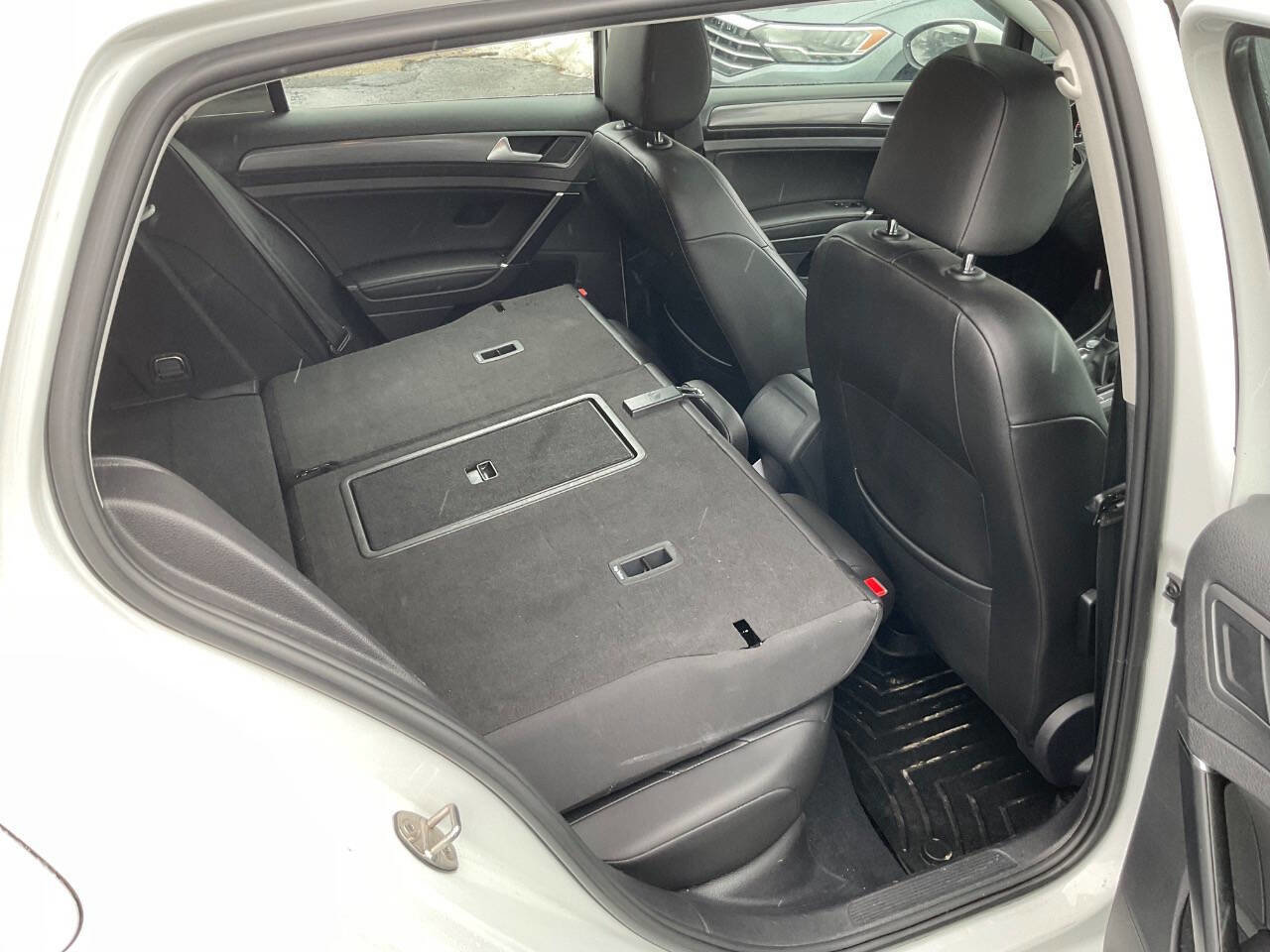 Used 2021 Volkswagen Golf 4-Door image 15