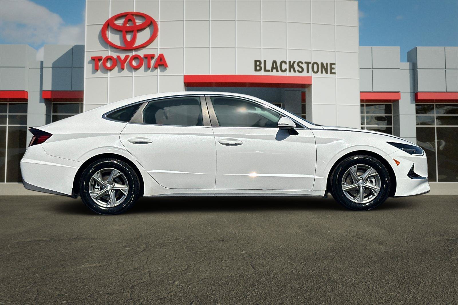 Used 2023 Hyundai Sonata SE FWD image 2