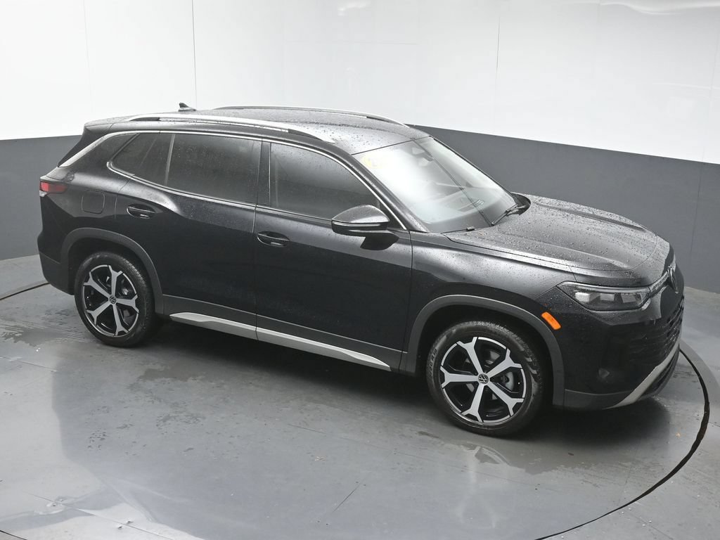 Used 2025 Volkswagen Tiguan SE FWD image 40