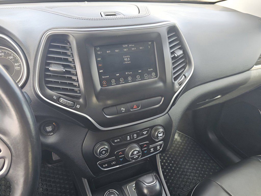 Used 2019 Jeep Cherokee Latitude Plus w/ Comfort/Convenience Group AWD/4WD image 29