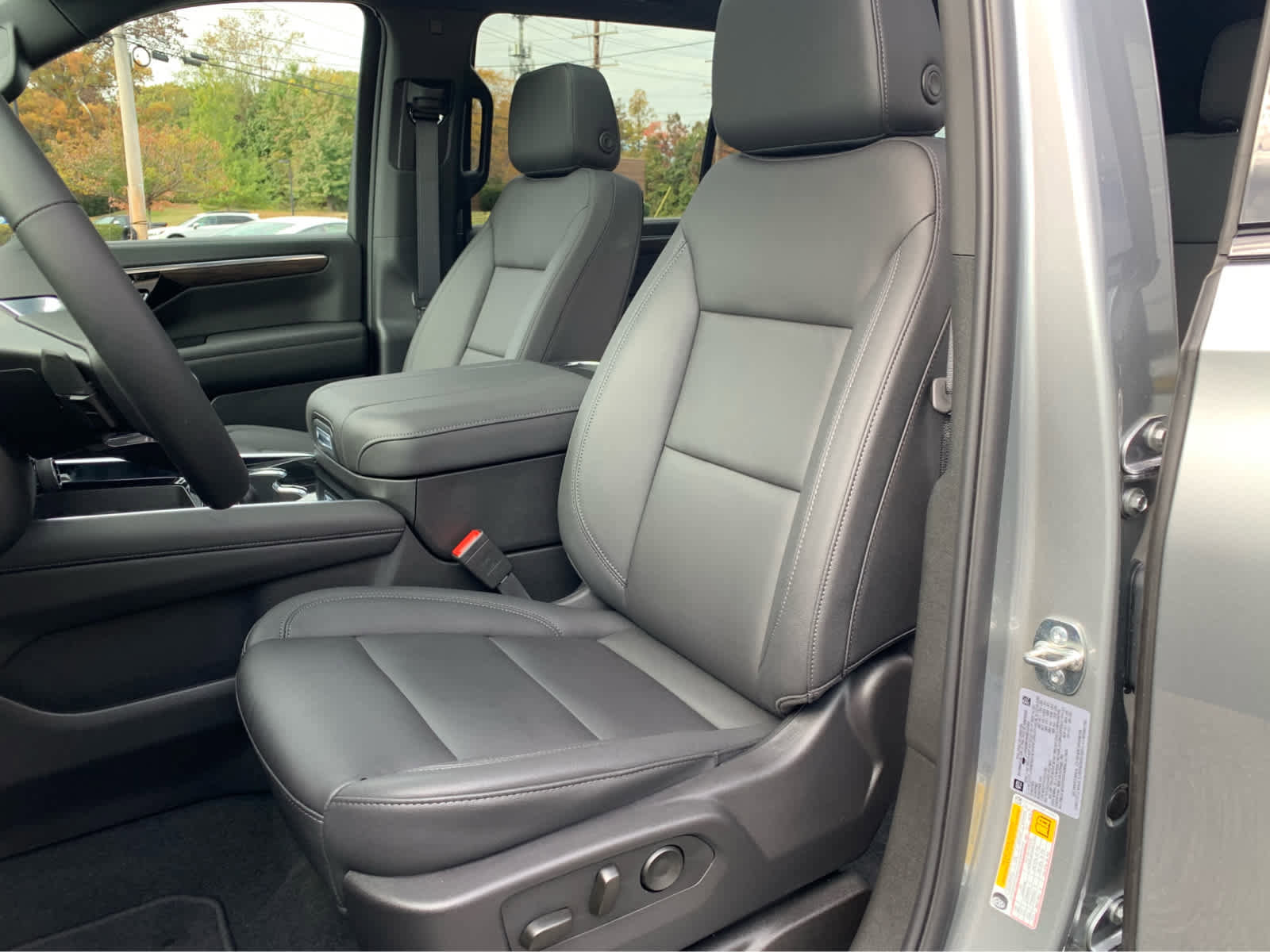 Used 2025 Chevrolet Suburban Z71 image 13