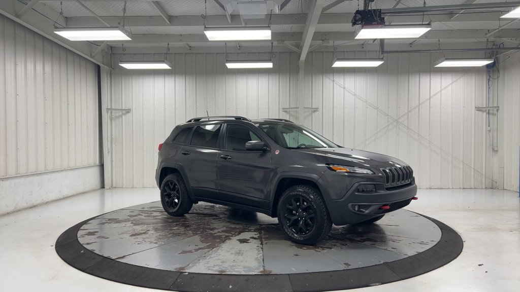 Used 2018 Jeep Cherokee Trailhawk w/ Cold Weather Group AWD/4WD image 2
